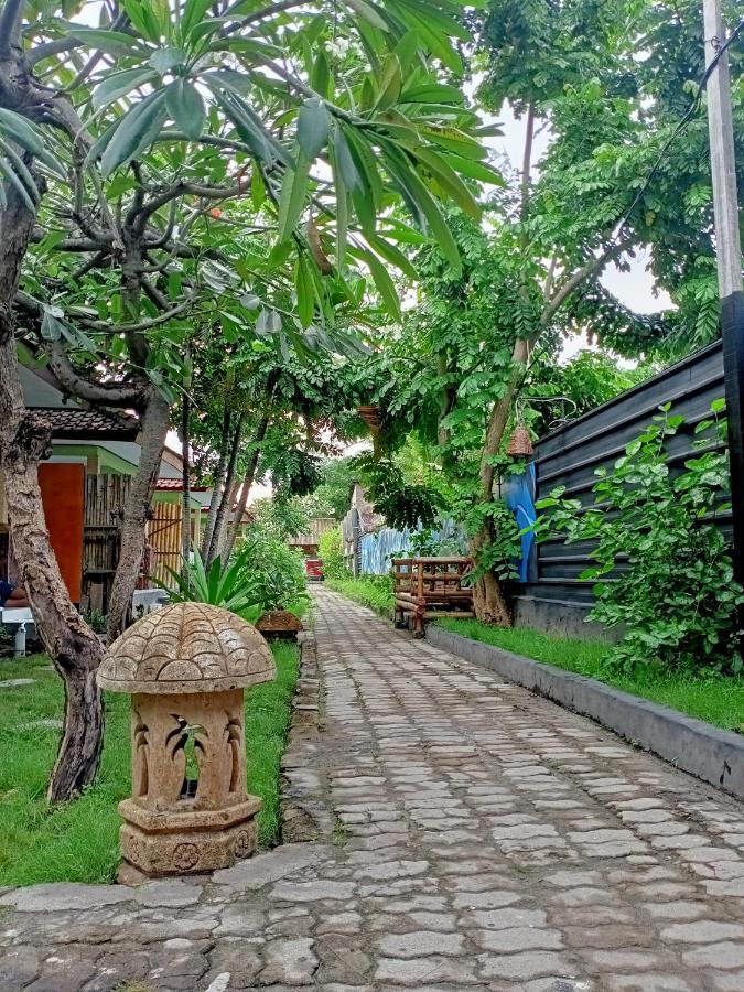 Creative Bungalow Beach Front Gili Trawangan Luaran gambar